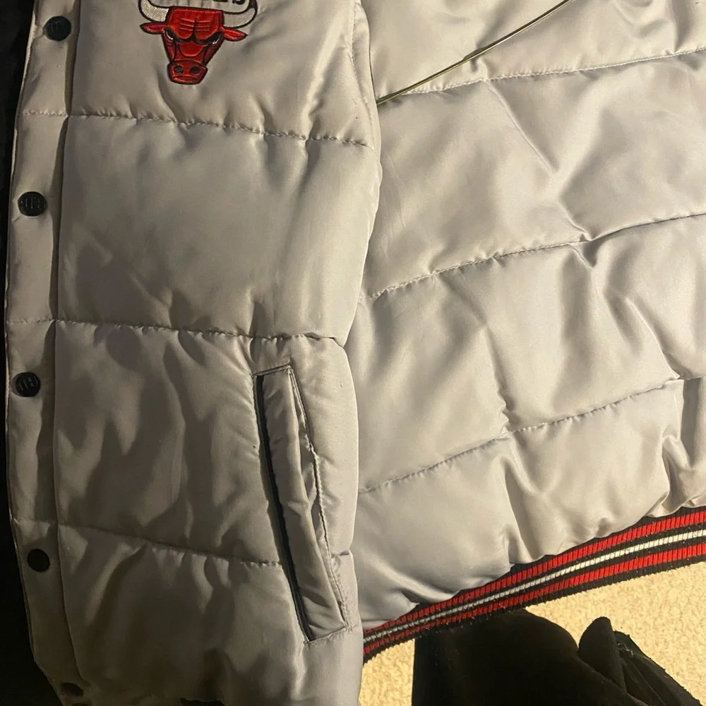 Bulls reversible vest great condition - Picture 2 of 3